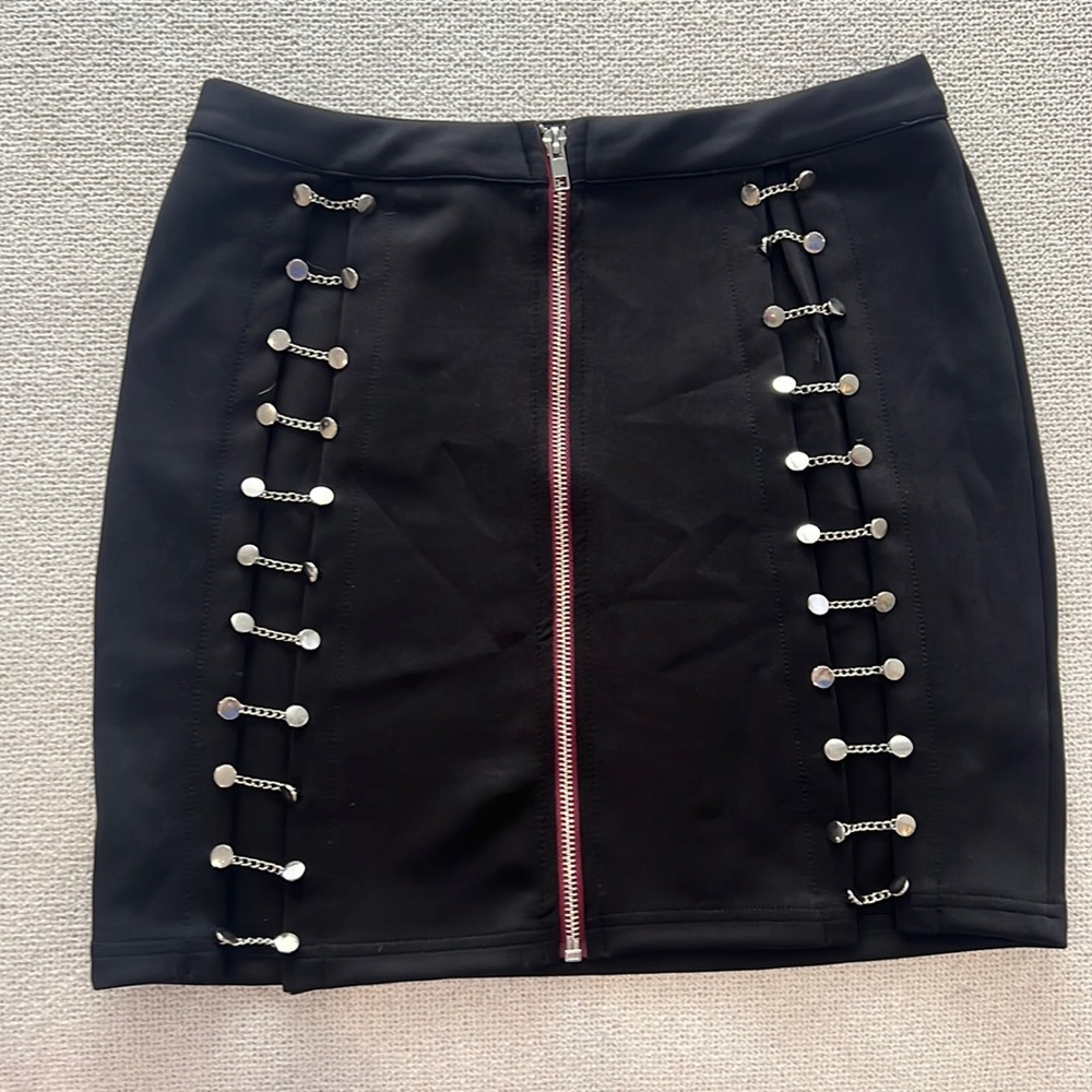 Mini black skirt. With zipper and open on the sides